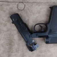 تفنگ اسباب بازی|اسباب‌بازی بچه|رباط‌کریم, رباط‌کریم|دیوار