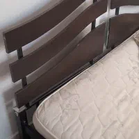 تخت با تشک تمیز وکفی چوبی