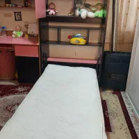 تخت خواب کمجا با تشک و میز و کتابخانه