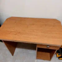 میز تحریر و کامپیوتر کاملا سالم