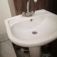 روشوی داخل دستشویی تمیز بزرگ شیرش سالم و بزرگ