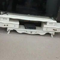 میز تلوزیون و بوفه با ظروف چینی