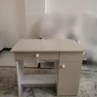 میز تحریر و تخت نوجوان