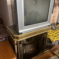 تلویزیون و میز تلویزیون و سبد گل