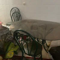 میز ناهارخوری شیشهای فرفورژه ۴ نفره کامل و سالم