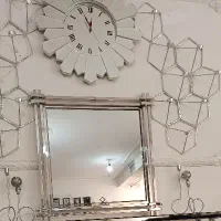 ساعت شیک و زیبا همراه دیوارکوب کنارش