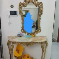 آیینه و شمدان و میز