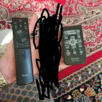 دو عدد کنترل تلویزیون و پخش ماشین اصلی