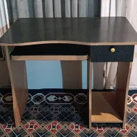 میز تحریر و کامپیوتر و ادراری