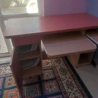 میز تحریر و کامپیوتر
