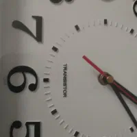 یک عدد ساعت دیواری طرح قدیمی