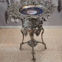 میوه خوری برنز کنار سالنی پایه بلند