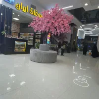 فروشنده و پرسنل خانم