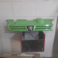 تعدادی جلوپنجره و آبرویی زیر چراغ