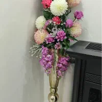 گلدان طلایی با گل‌های مصنوعی