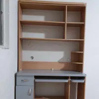 میز کامپیوتر و کتابخانه