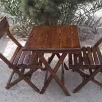 دکوراسیون زیبا با میز و صندلی چوبی تاشو