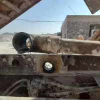 کارگر ساده اشنا با اچار و وسیله مکانیکی