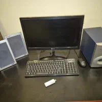 کامپیتر با اسپیکر میز و صندلی فلش وصل به اینترنت