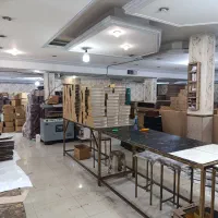 یک نفر کارگر ساده آقا جهت کار با دستگاه برش لیزر