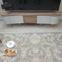 میزتلوزیون و ساعت دیواریه