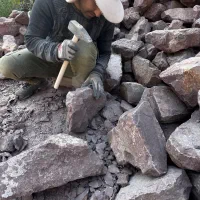 یک نفر کارگر سنگ تراش در معدن