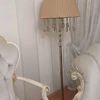 آباژور ایستاده