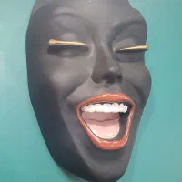 مجسمه لبخند