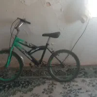 دو دوچرخه کوچیک نیاز به تعمیر بزرگ نیمه سالم