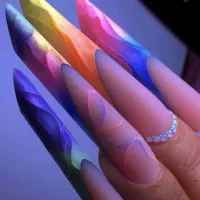 خدمات آموزش تخصصی کاشت ناخن