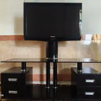 تلوزیون همراه با میز