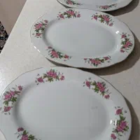 سه دیس و یک شیرینی خوری