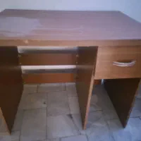 میز مطالعه و کامپیوتر