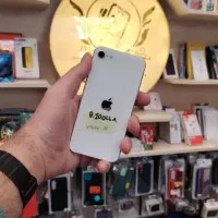 آیفون se2020 رنگ زیبای سفید با حافظه ۱۲۸ گیگ