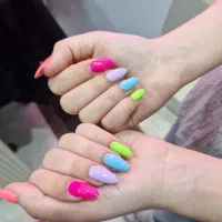 ناخنکار ماهر در سالن دارای تابلو.