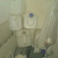 تعدادی دبه ۱۰ لیتری