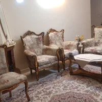 مبلمان ۹نفره با یه میز جلو مبلی دوتا عسلی
