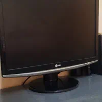 کامپیوتر به همراه میز