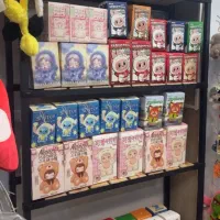 فروشنده در اسباب بازی فروشی