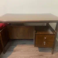 میز تحریر با امکان استفاده دو طرفه