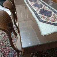 میز ناهار خوری هشت نفره با شیشه در حد نو
