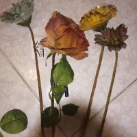 چند ظرف و گل مصنوعی