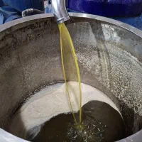 روغن زیتون 1404تولید ملی|عمدهفروشی|رشت, دباغیان|دیوار