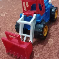 یک عدد نیسان و یک عدد لودر اسباب بازی