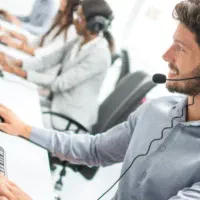 فروشنده تلفنی ماهر و دوستدار پول