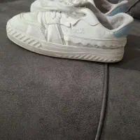 یه جفت کتونی زنانه یا دخترانه سایز ۳۹یا۴۰هم میخوره