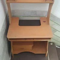 میز تحریر و کامپیوتر