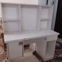 میز تحریرو کامپیوتر