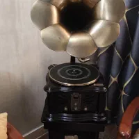 گرامافون همراه با میز