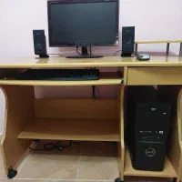 میز کامپیوتر کاملا تمیز و سالم